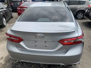 Toyota Camry SE FWD (2.5L 4cyl 8AM) 2018 Gray