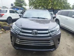 Toyota Highlander XLE 4x4 V6 (3.5L 6cyl 8A) 2017 Gray