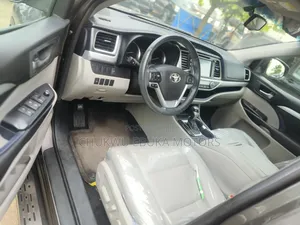 Toyota Highlander XLE 4x4 V6 (3.5L 6cyl 8A) 2017 Gray