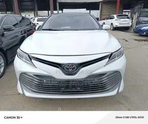 Toyota Camry XLE FWD (2.5L 4cyl 8AM) 2018 White