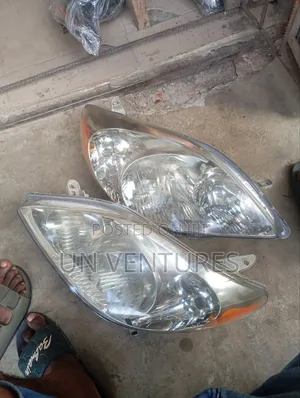 Head Light Toyota Matrix 05