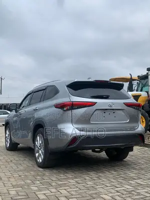 Toyota Highlander Limited 2022 Silver