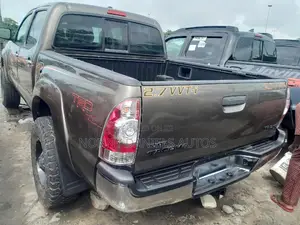 Toyota Tacoma Access Cab V6 Automatic 2011 Gold