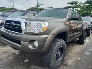 Toyota Tacoma Access Cab V6 Automatic 2011 Gold
