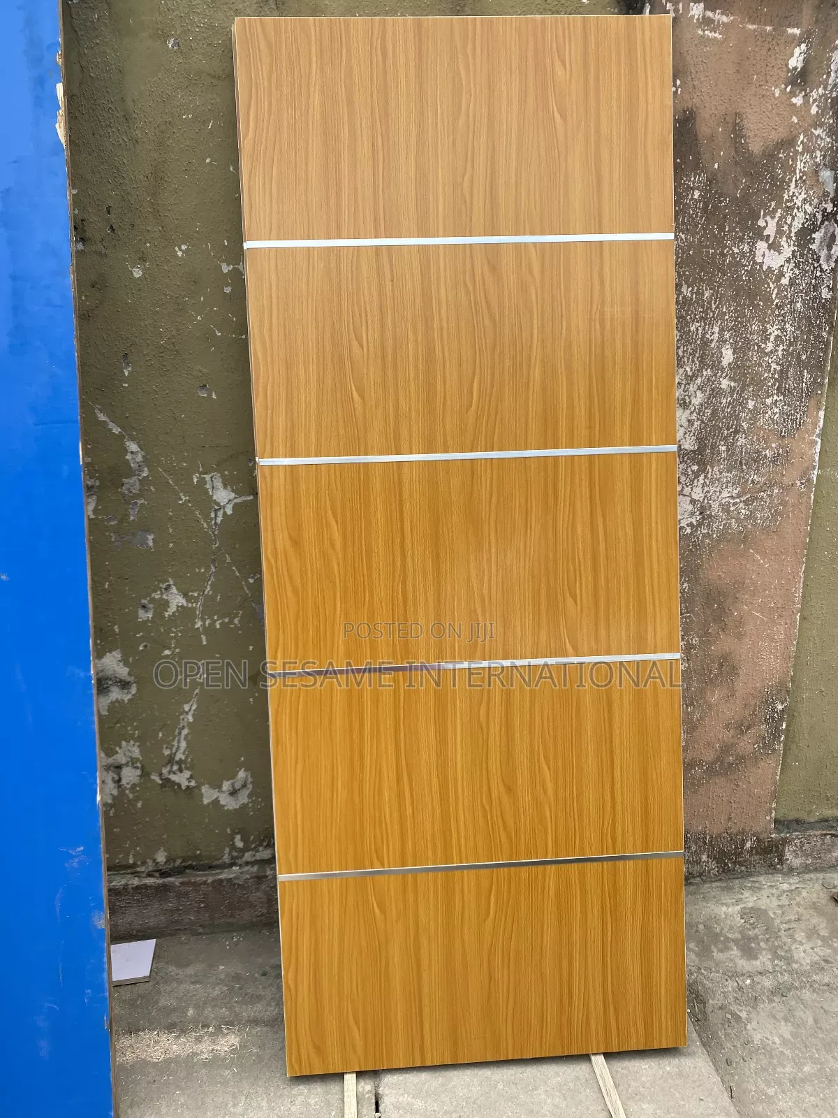 Akala HDF Door With Silver Chrome