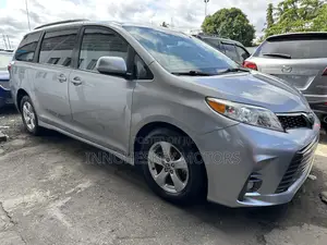 Toyota Sienna LE (3.5L 6cyl 8A) 2018 Silver