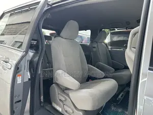 Toyota Sienna LE (3.5L 6cyl 8A) 2018 Silver