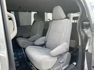 Toyota Sienna LE (3.5L 6cyl 8A) 2018 Silver