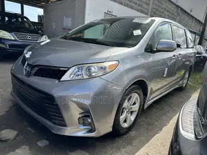 Toyota Sienna LE (3.5L 6cyl 8A) 2018 Silver