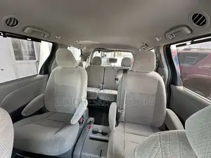 Toyota Sienna LE (3.5L 6cyl 8A) 2018 Silver
