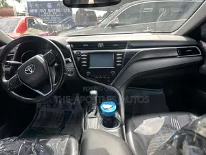 Toyota Camry SE (2.5L 4cyl 8A) 2019 Silver