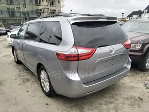 Toyota Sienna XLE 7-Passenger 4dr Minivan AWD (3.5L 6cyl 6A) 2015