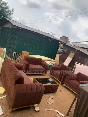 Set of Chairs With Center Table