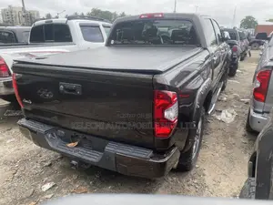 Toyota Tundra 1794 5.7L V8 4x4 CrewMax 5.6 ft. box 145.7 in. WB 2018