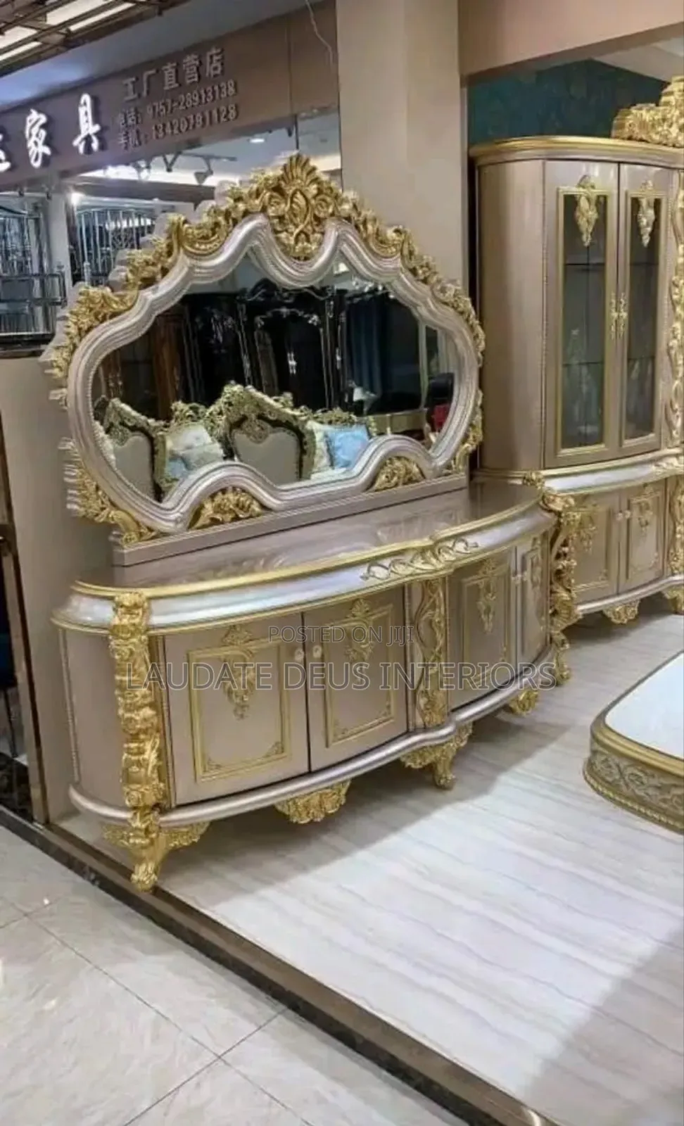 Exquisite Contemporary Royal Mirror Console