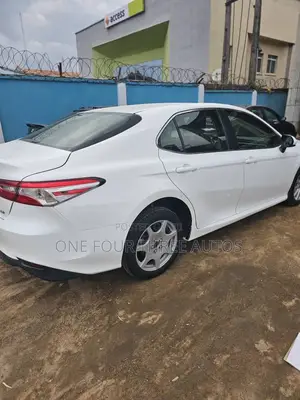 Toyota Camry LE FWD (2.5L 4cyl 8AM) 2018 White