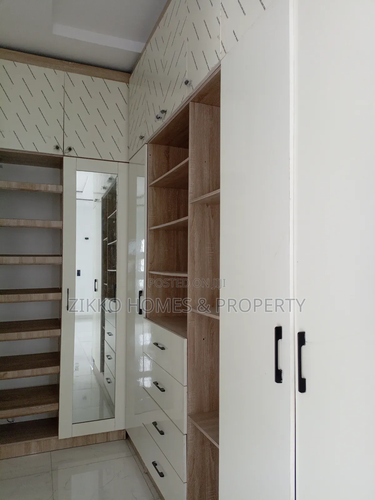 4bdrm Duplex in Ikota for sale