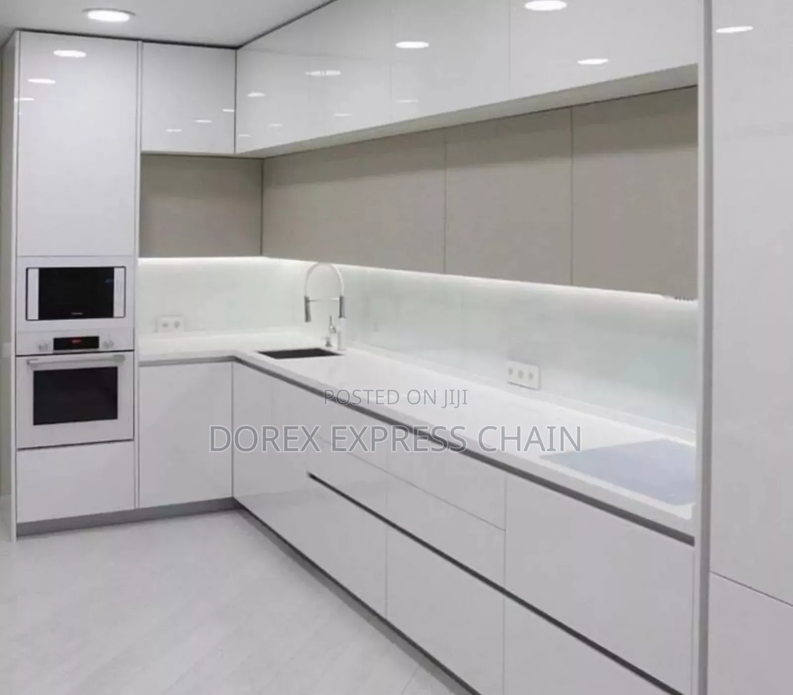 Luxury Kitchen Craftsmanship: Glossy Options.