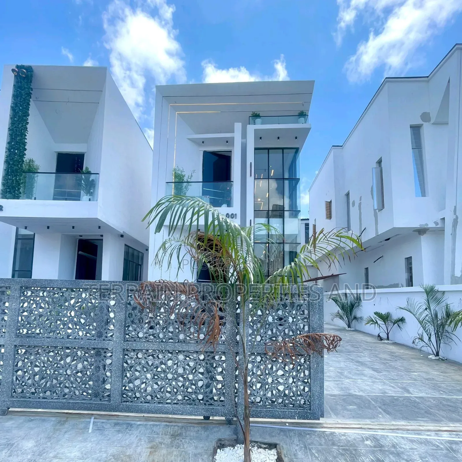 5bdrm Duplex in Chevron for sale