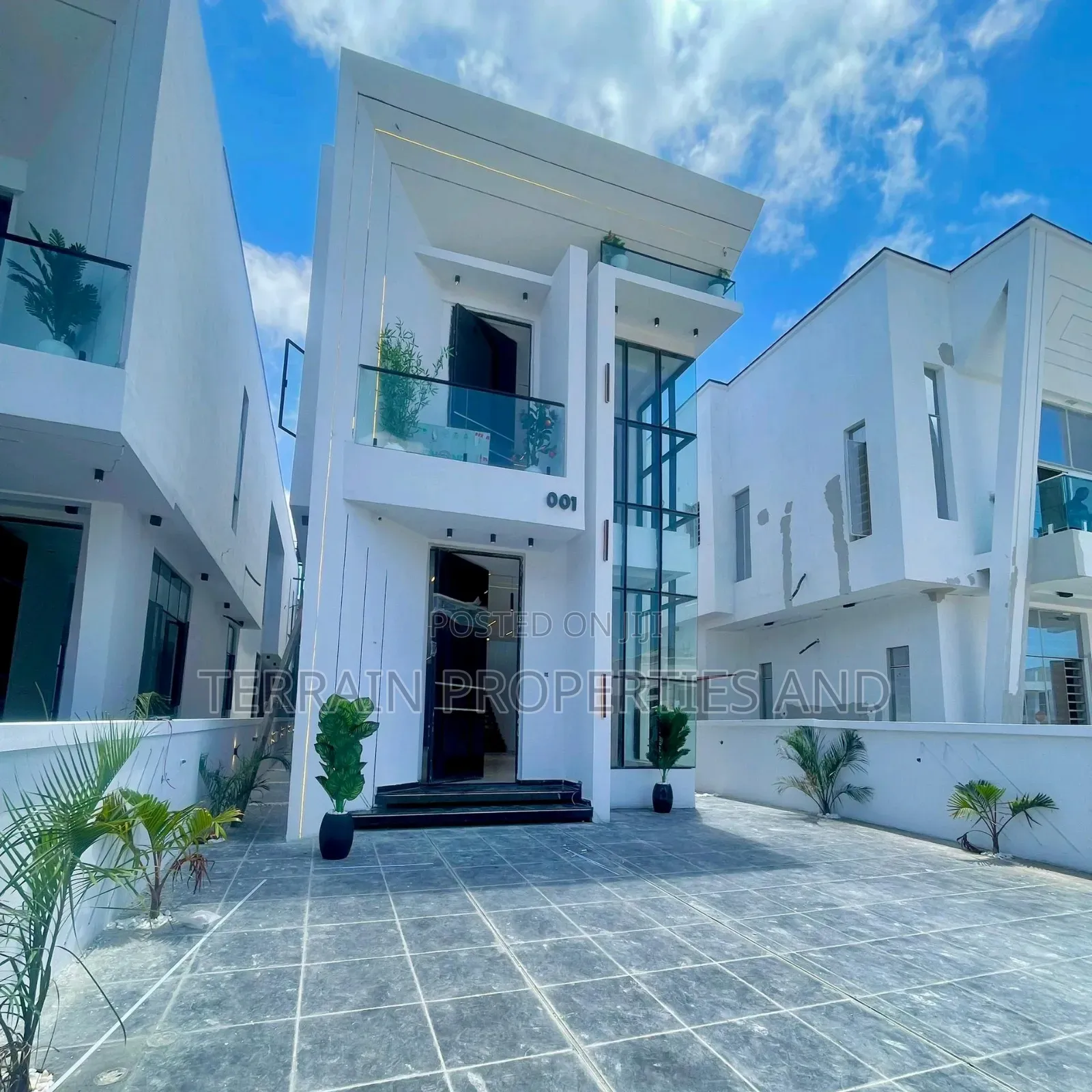 5bdrm Duplex in Chevron for sale