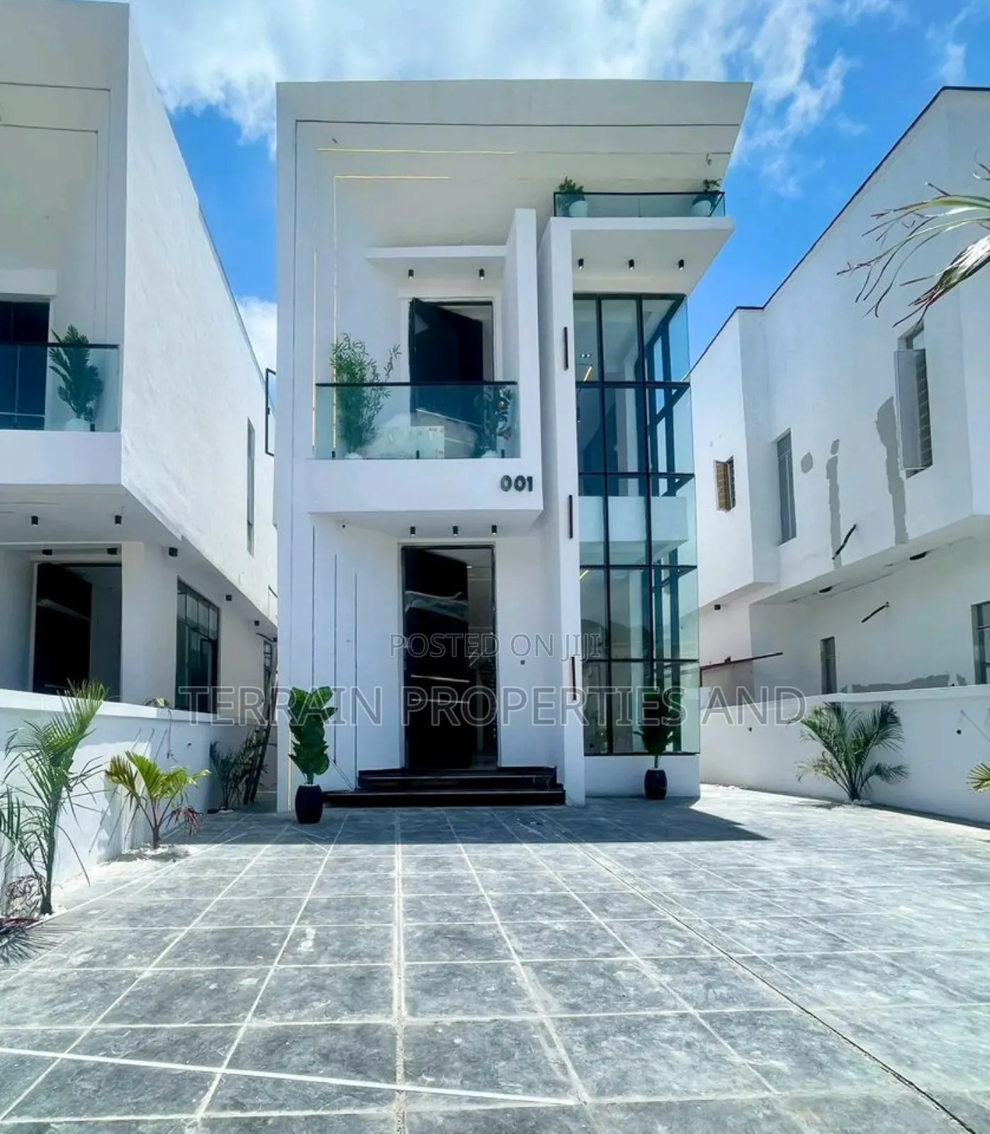 5bdrm Duplex in Chevron for sale