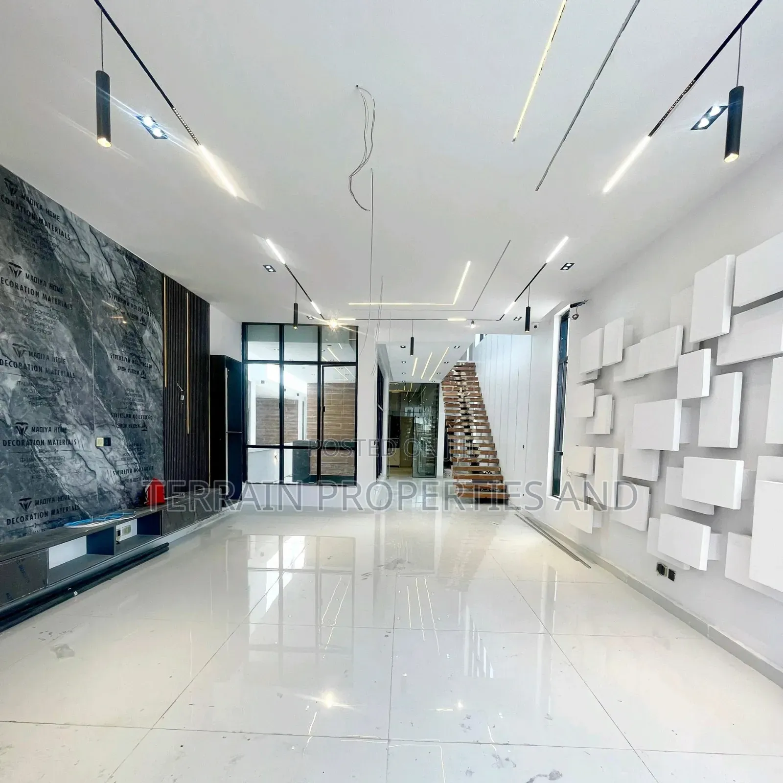 5bdrm Duplex in Chevron for sale