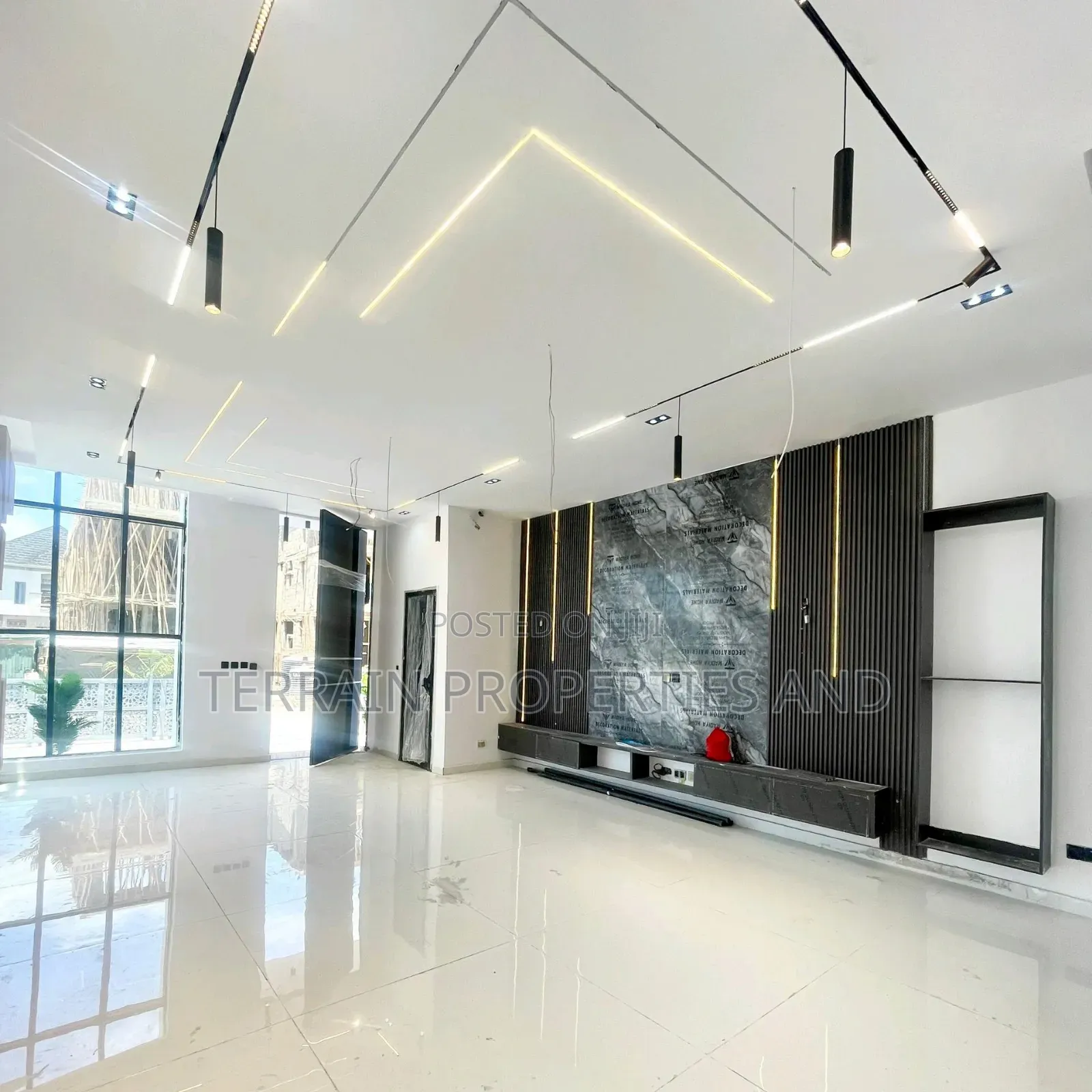 5bdrm Duplex in Chevron for sale