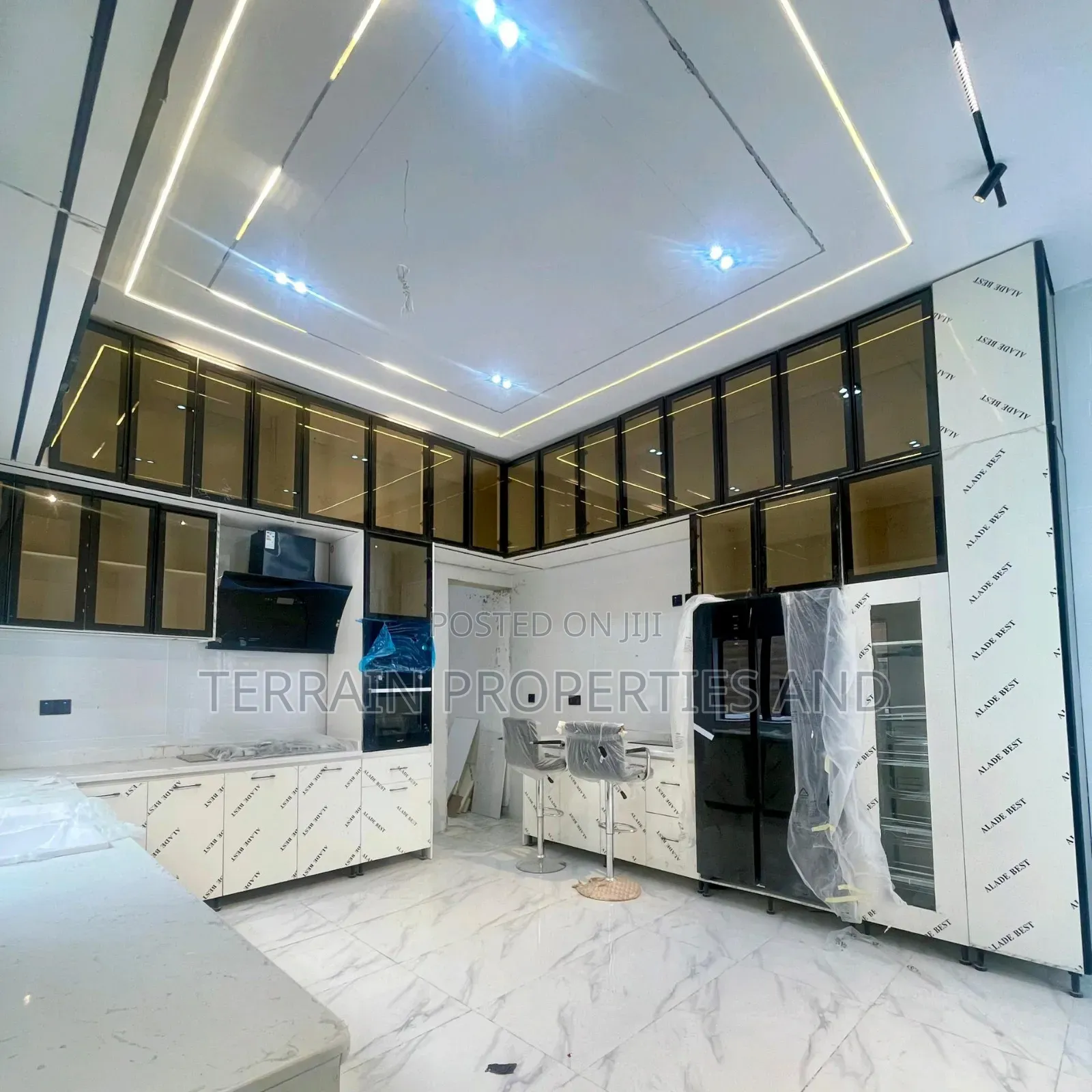 5bdrm Duplex in Chevron for sale