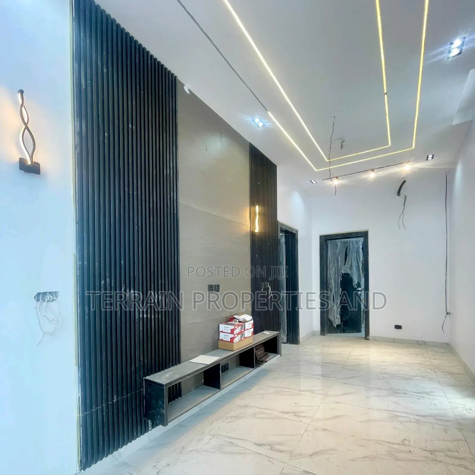 5bdrm Duplex in Chevron for sale