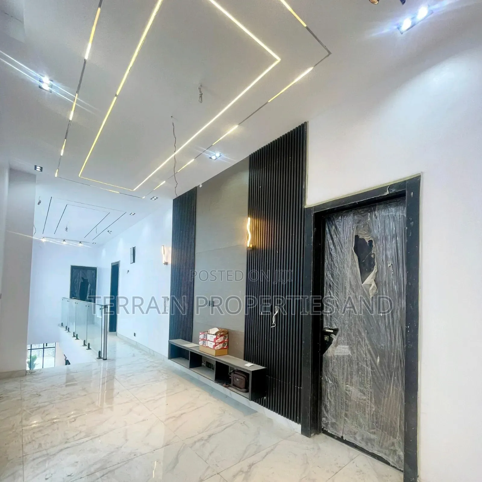 5bdrm Duplex in Chevron for sale
