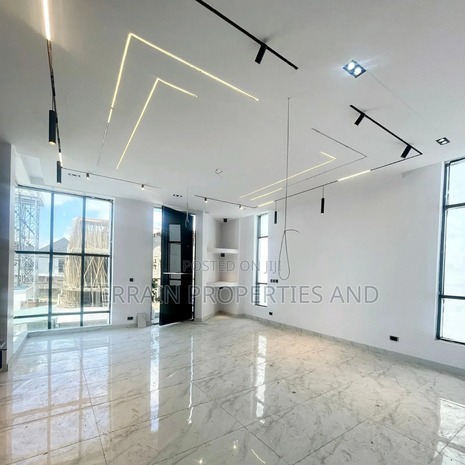 5bdrm Duplex in Chevron for sale