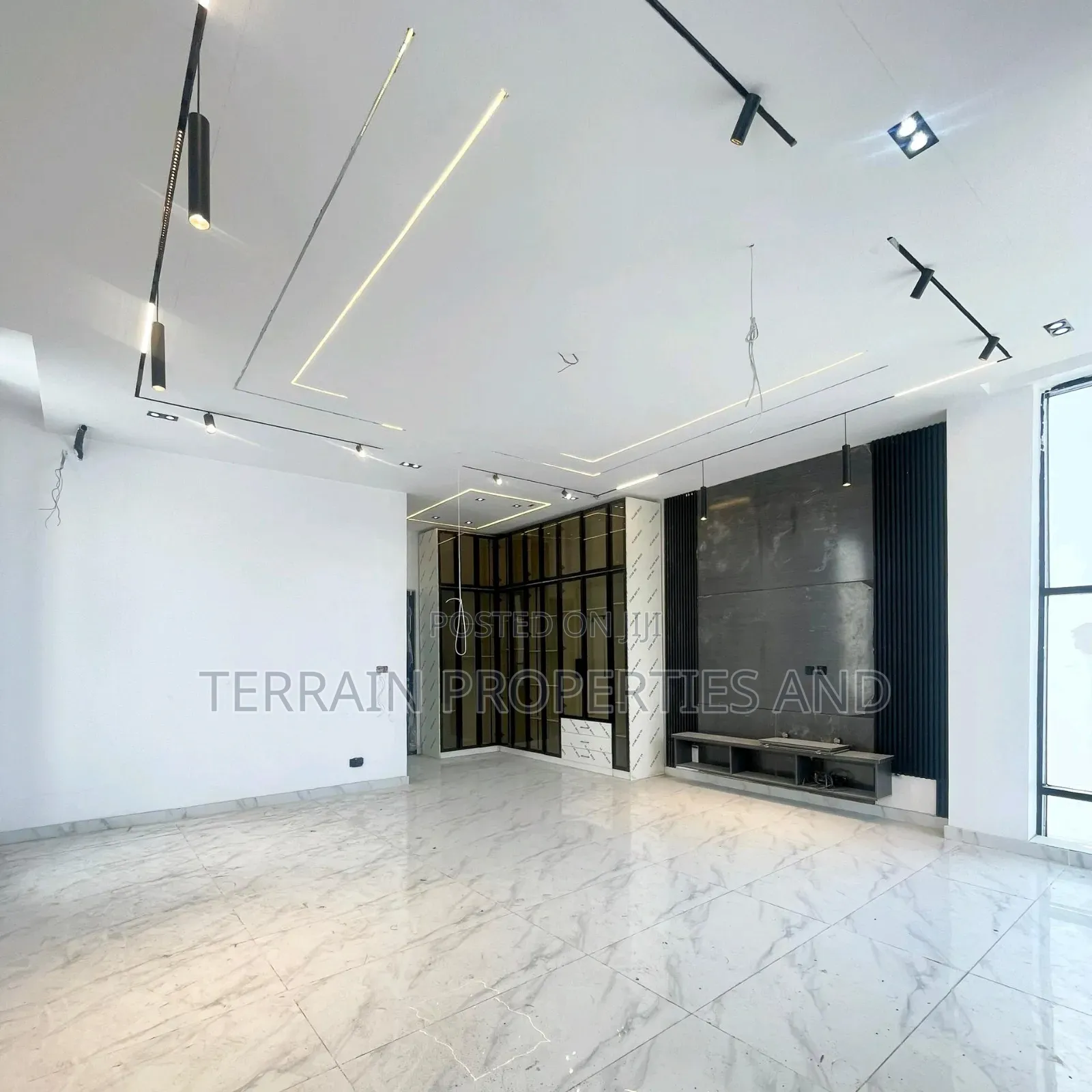 5bdrm Duplex in Chevron for sale