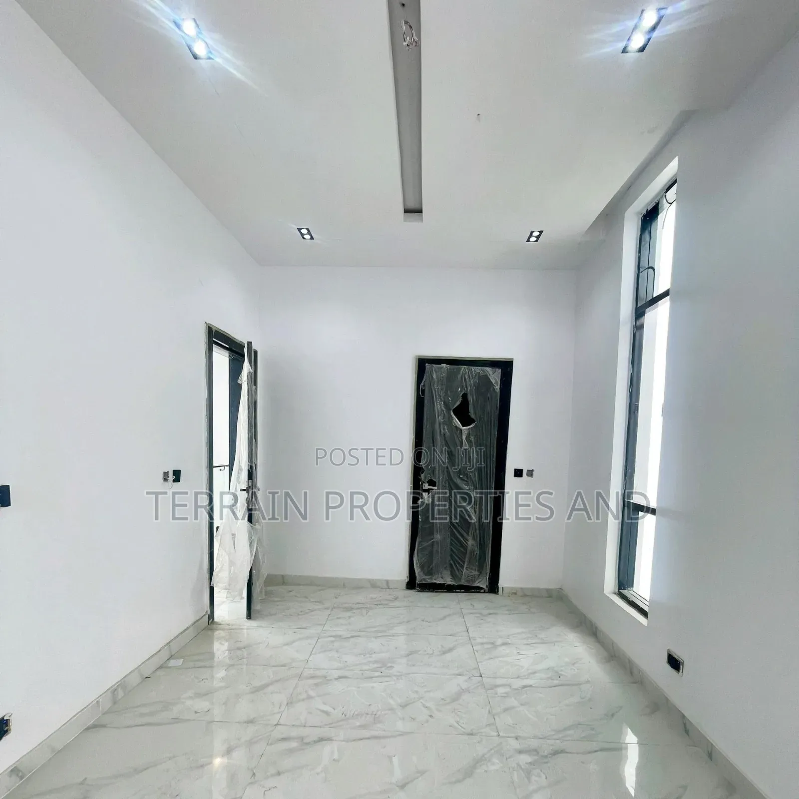 5bdrm Duplex in Chevron for sale