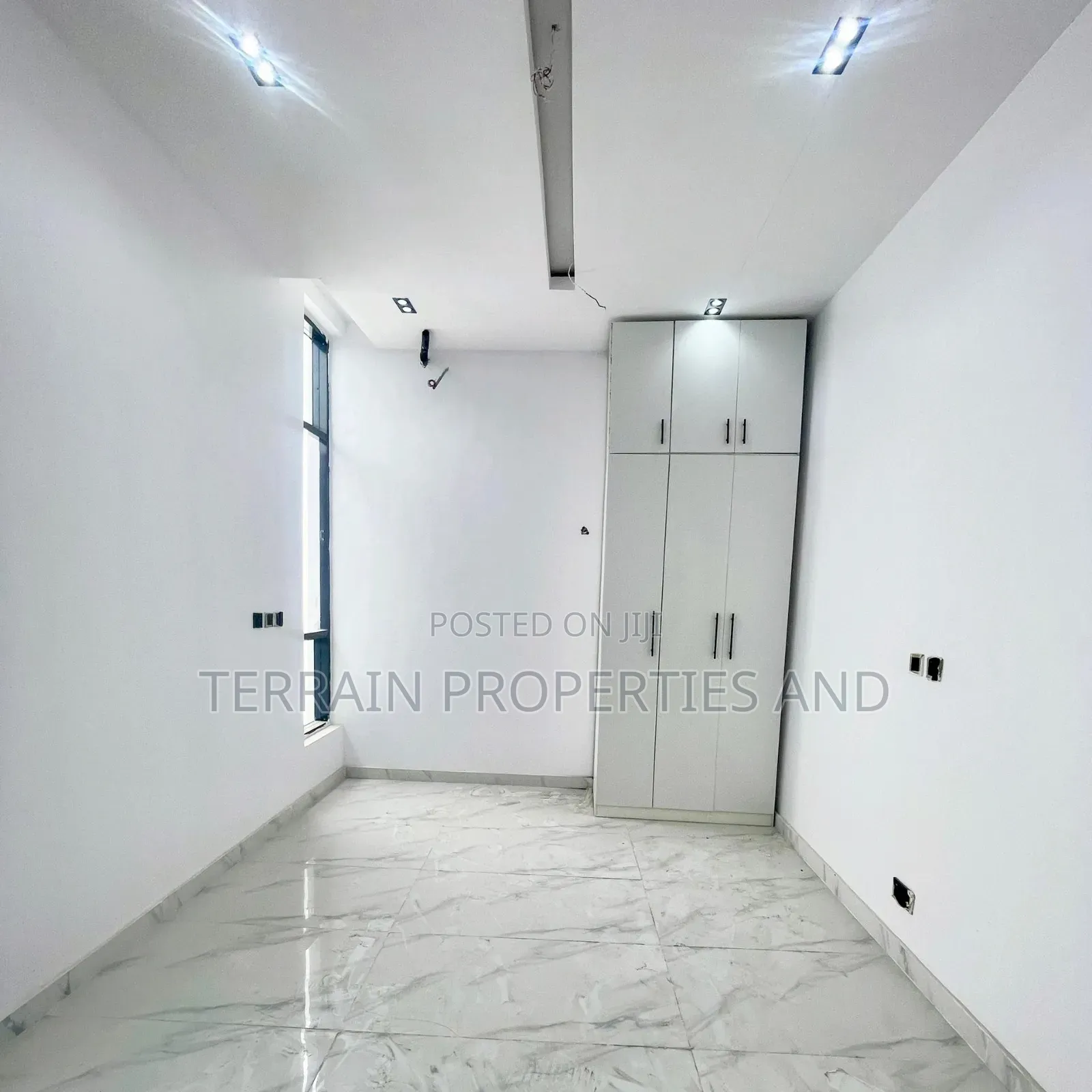 5bdrm Duplex in Chevron for sale