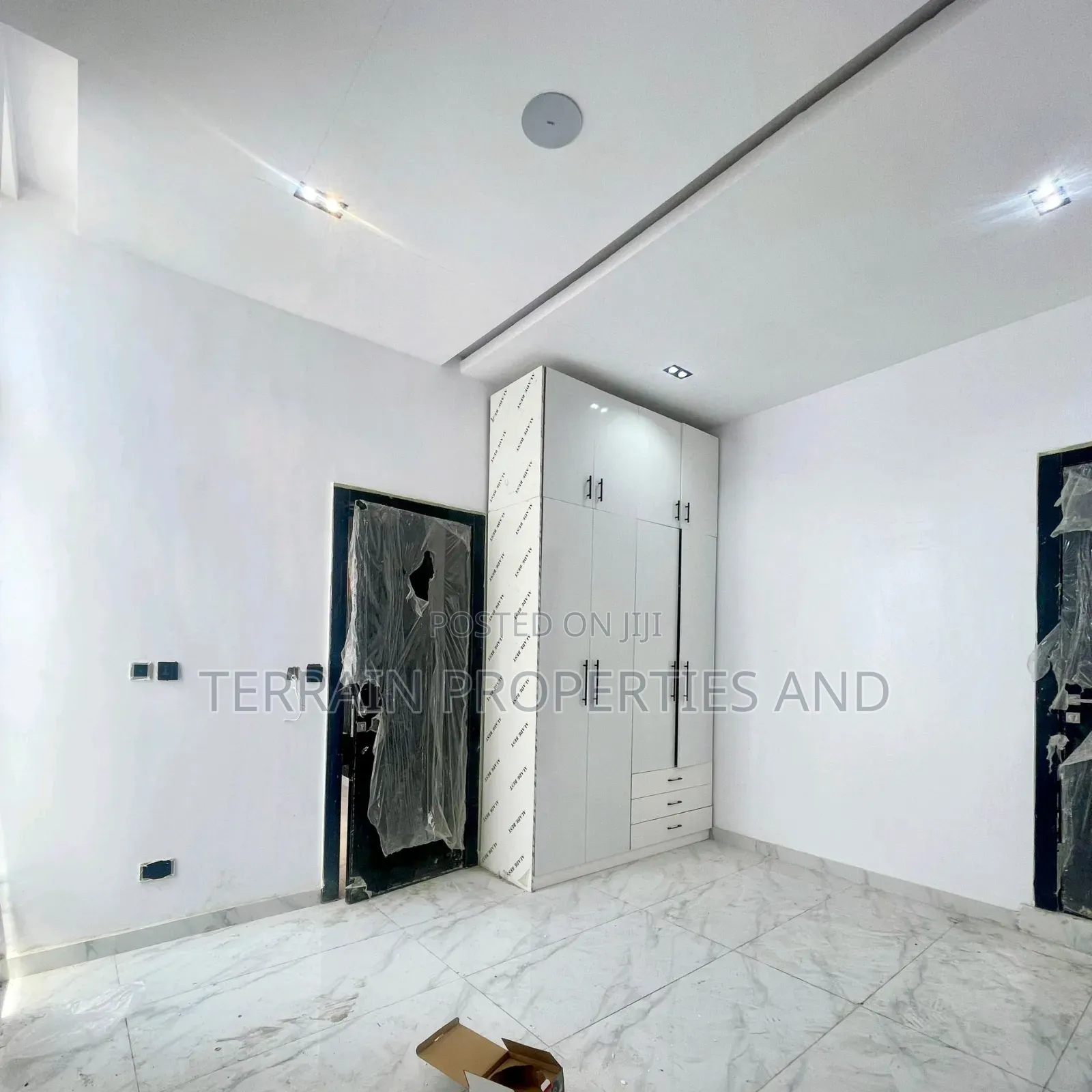 5bdrm Duplex in Chevron for sale