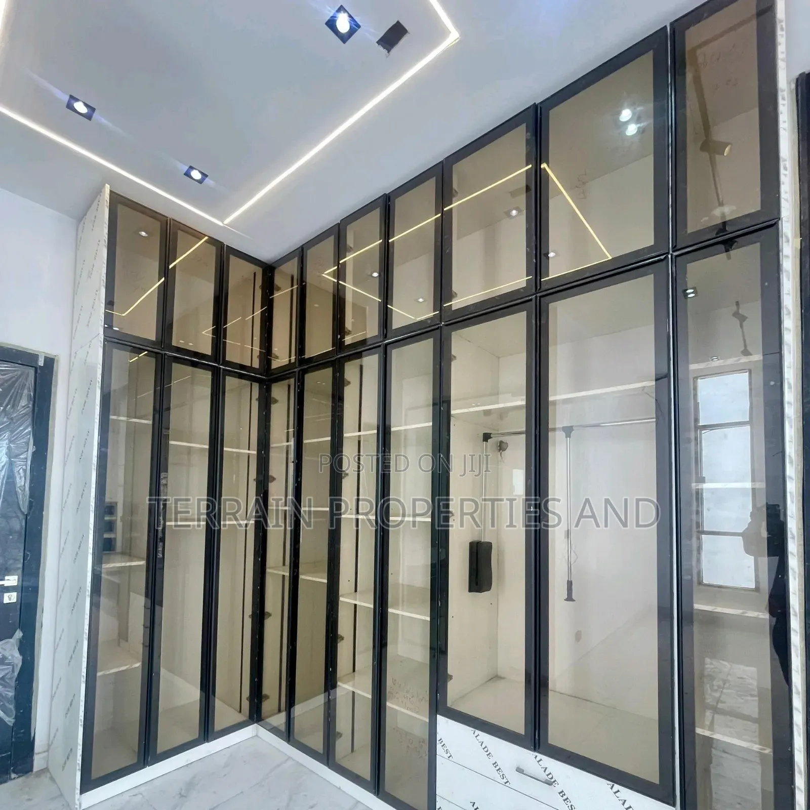 5bdrm Duplex in Chevron for sale