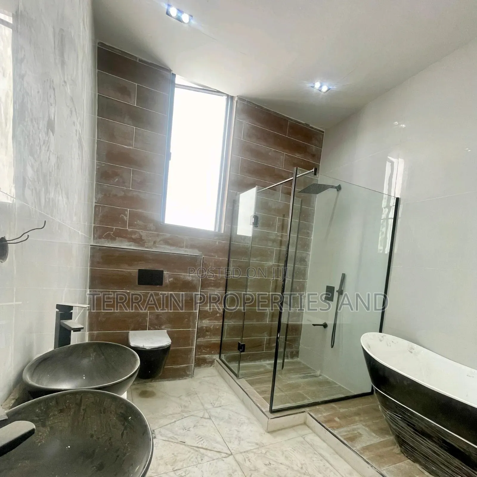 5bdrm Duplex in Chevron for sale