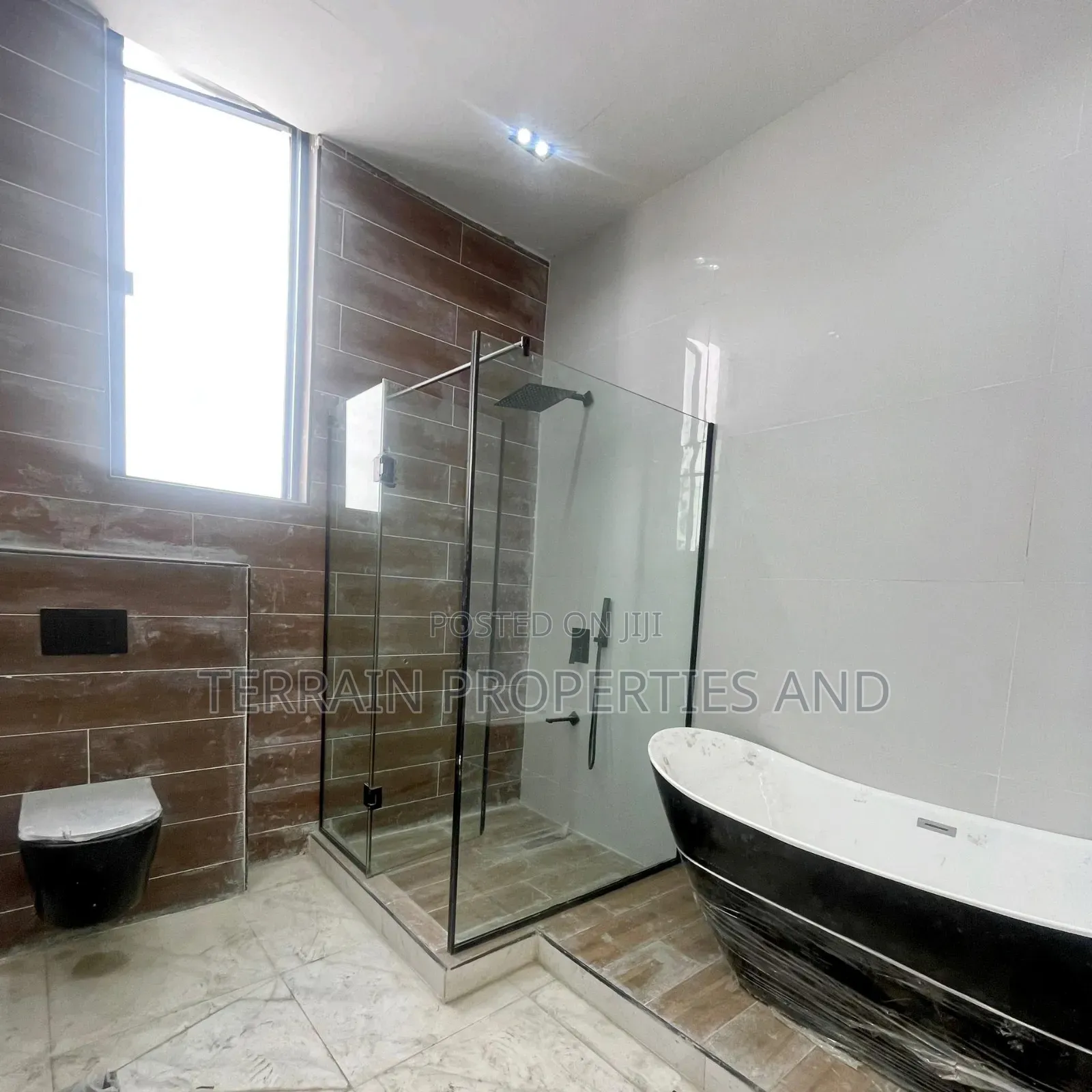 5bdrm Duplex in Chevron for sale