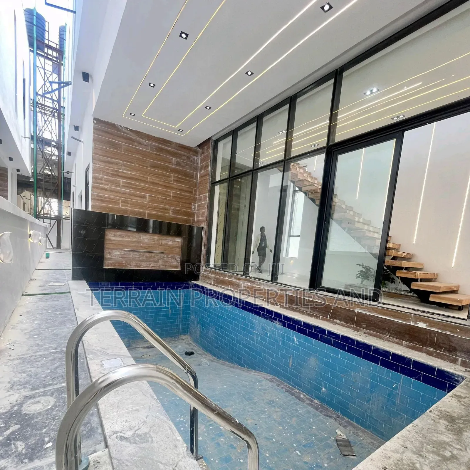 5bdrm Duplex in Chevron for sale