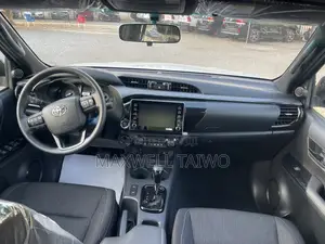 New Toyota Hilux 2024 Black