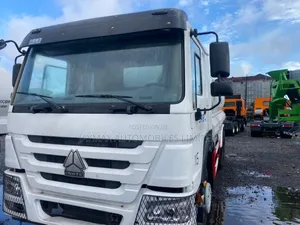 White CNHTC Howo 371 Water Tank