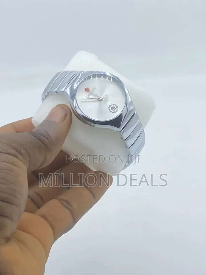 Round Luxe Unique Women's Wrist Watch