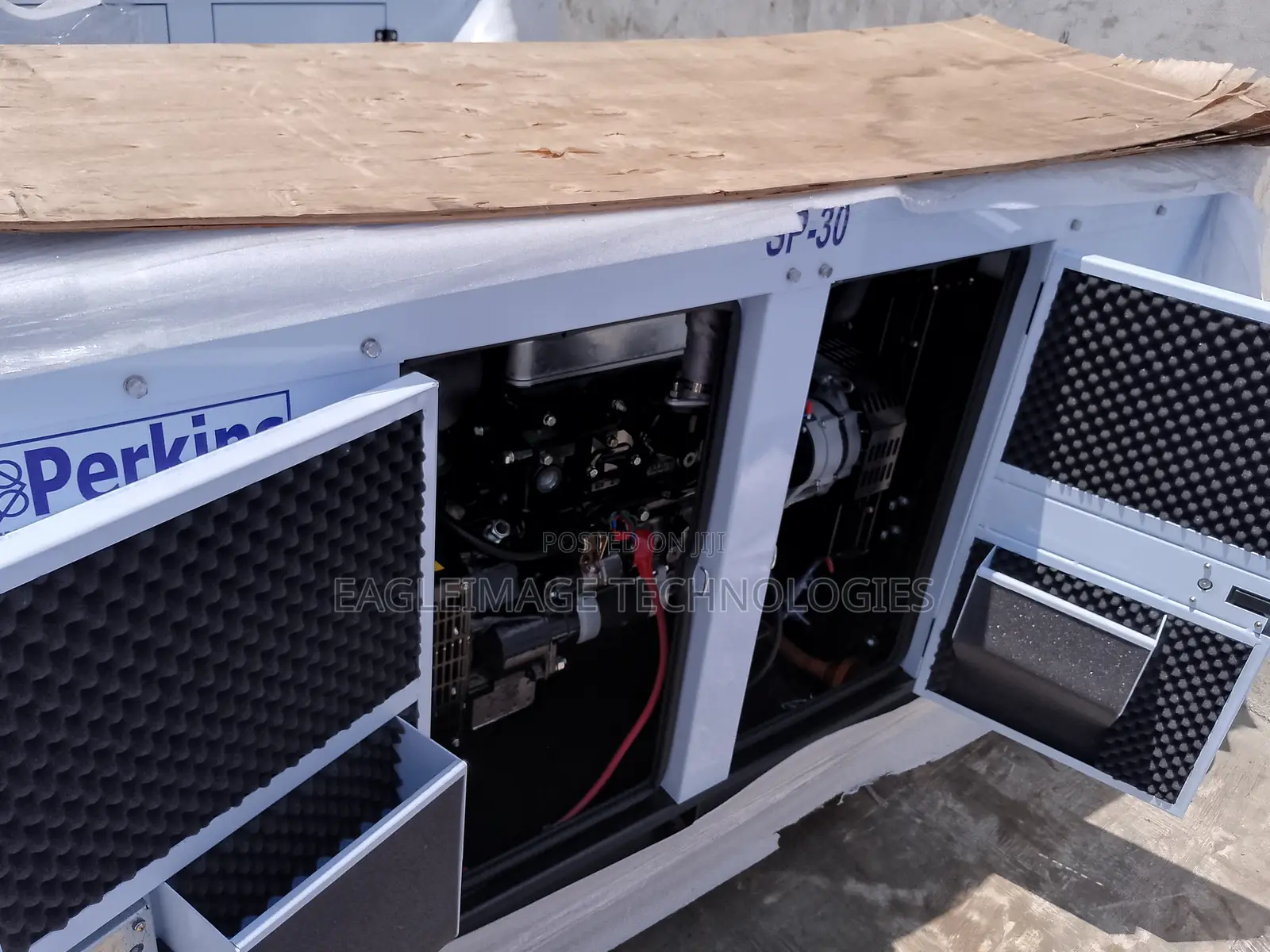 High Performance Perkins 3okva Soundproof DIESEL Generator
