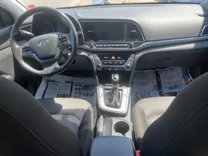 Hyundai Elantra Limited Sedan FWD (2.0L 4cyl 6A) 2017 Silver