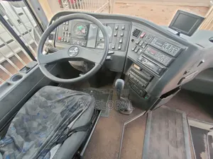 Bus 2000 White