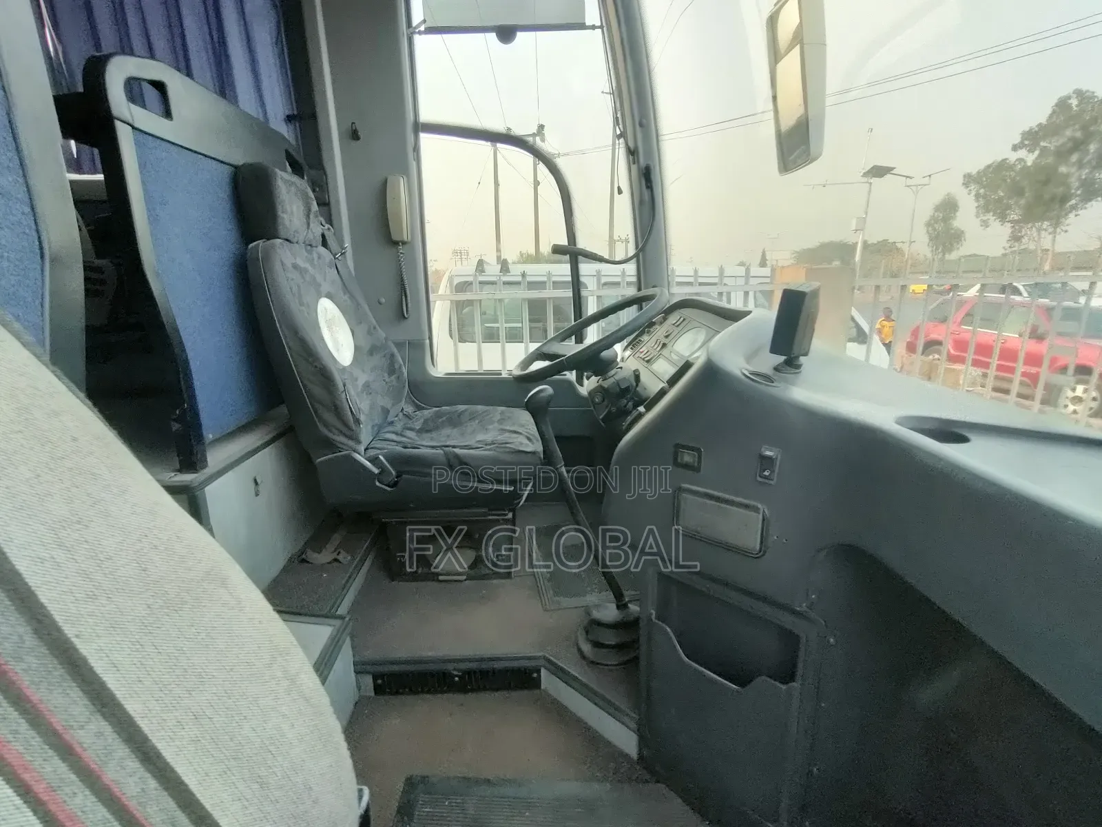 Bus 2000 White