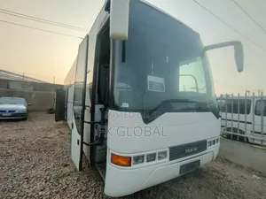 Bus 2000 White