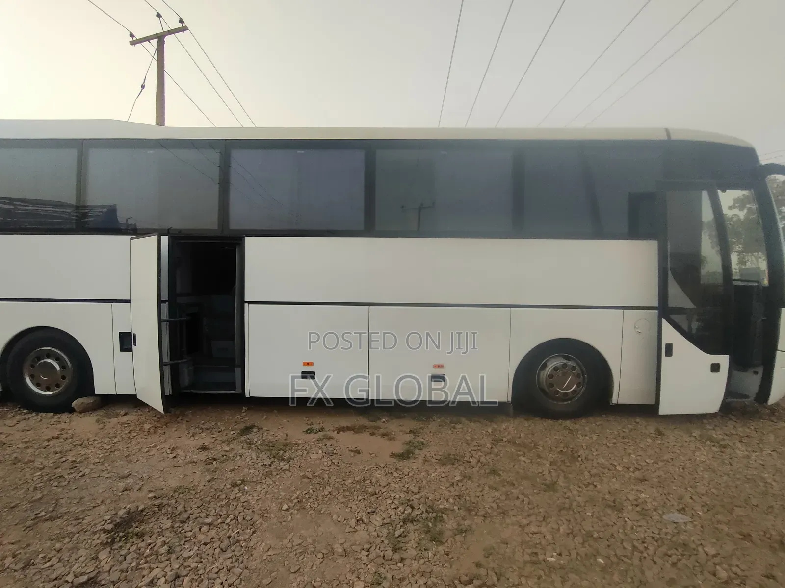 Bus 2000 White