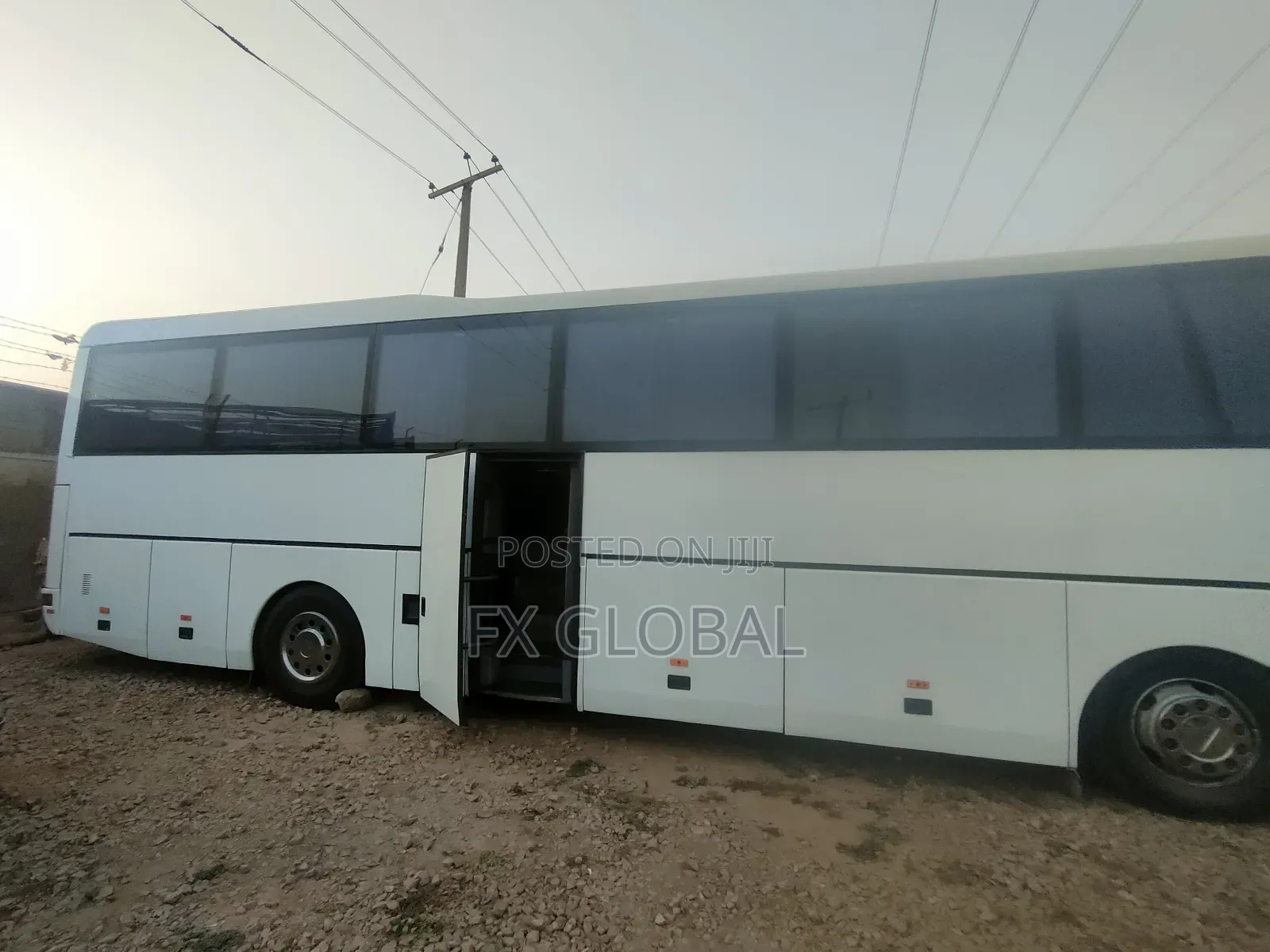 Bus 2000 White