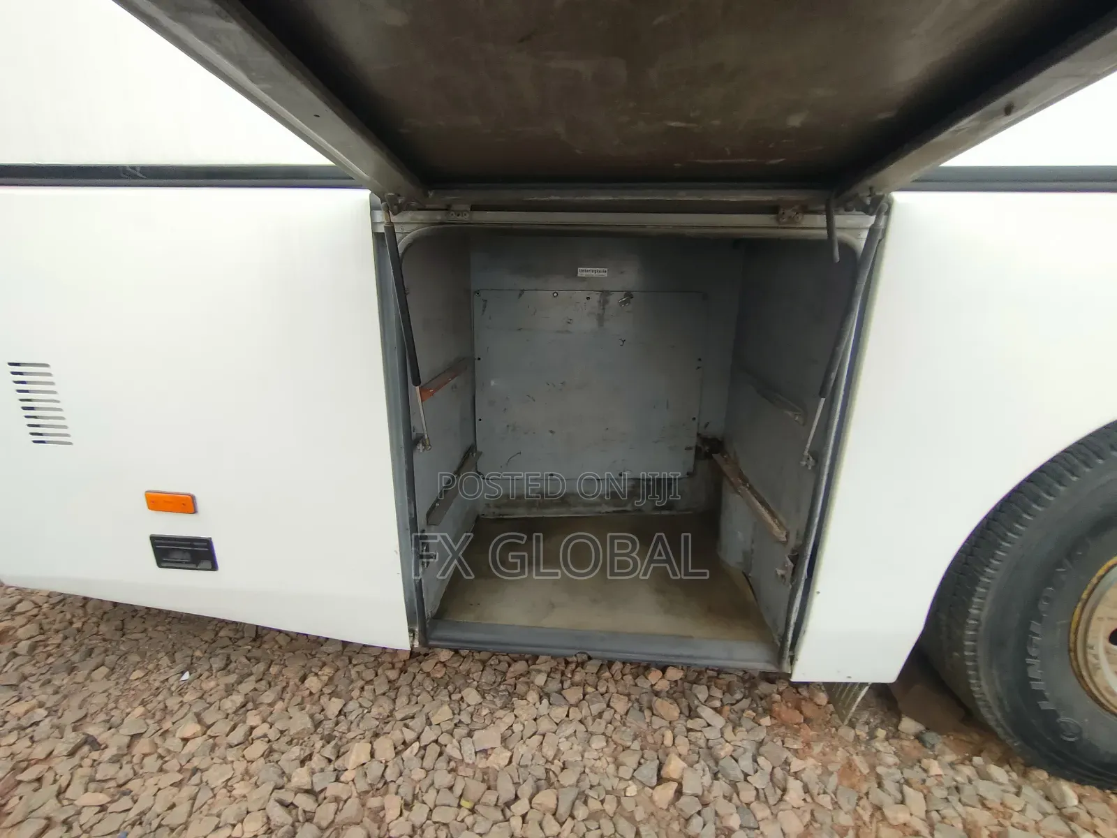 Bus 2000 White